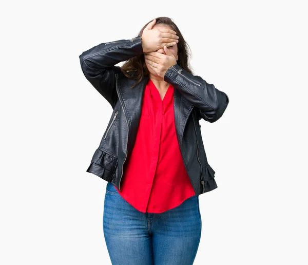 Schöne Size Junge Frau Einer Modischen Lederjacke Über Isoliertem Hintergrund — Stockfoto