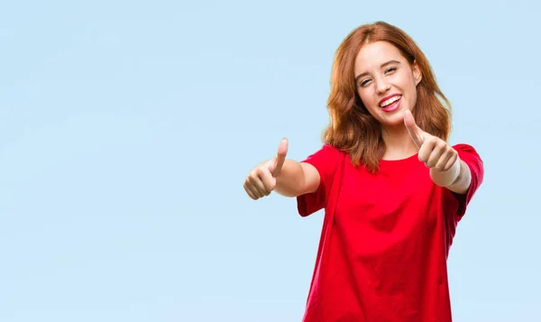 Joven Mujer Hermosa Sobre Fondo Aislado Aprobando Hacer Gesto Positivo —  Fotos de Stock