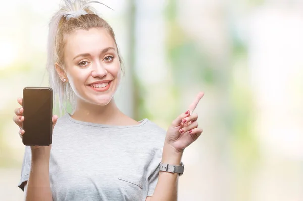 Mujer Rubia Joven Mostrando Pantalla Del Teléfono Inteligente Sobre Fondo —  Fotos de Stock