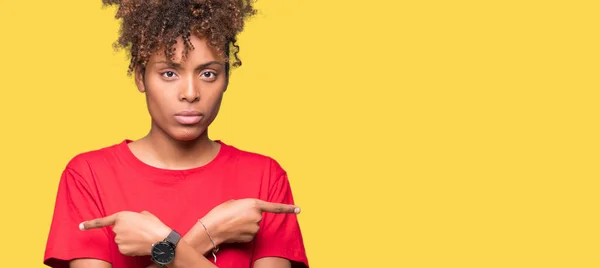 Bela Jovem Afro Americana Sobre Fundo Isolado Apontando Para Ambos — Fotografia de Stock