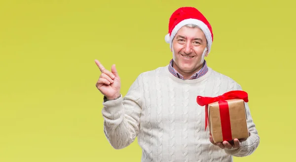 Hombre Mayor Guapo Usando Sombrero Navidad Sosteniendo Regalo Sobre Fondo — Foto de Stock