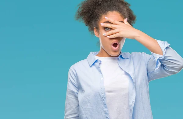 Jovem Afro Americana Sobre Fundo Isolado Espreitando Choque Cobrindo Rosto — Fotografia de Stock