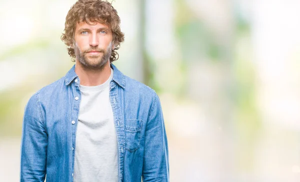 Bonito Homem Modelo Hispânico Sobre Fundo Isolado Com Expressão Séria — Fotografia de Stock