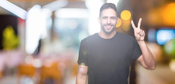 Joven Hombre Guapo Sobre Fondo Aislado Mostrando Señalando Hacia Arriba —  Fotos de Stock