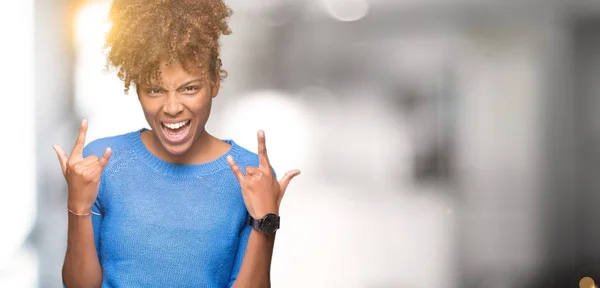 Hermosa Mujer Afroamericana Joven Sobre Fondo Aislado Gritando Con Expresión — Foto de Stock