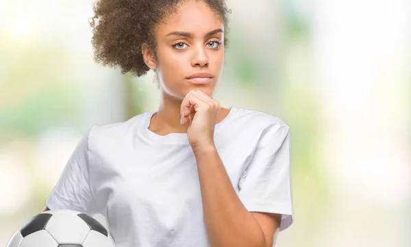 Joven Hermosa Afroamericana Sosteniendo Pelota Fútbol Sobre Fondo Aislado Cara —  Fotos de Stock