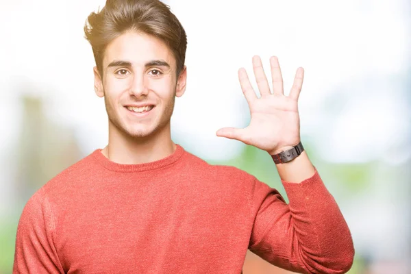 年轻英俊的男子在孤立的背景显示 并指出手指五 而微笑着自信和快乐 — 图库照片