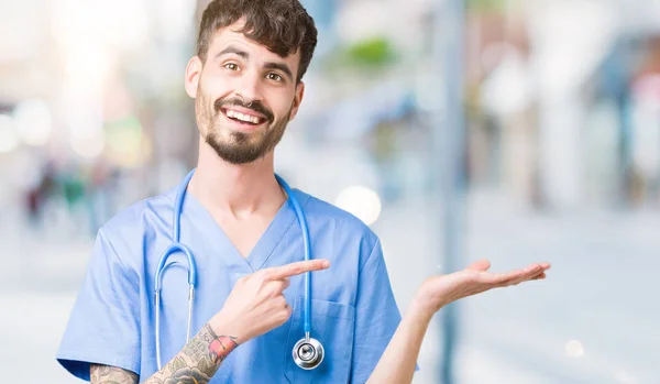 Jonge Knappe Verpleegkundige Man Dragen Chirurg Uniform Geïsoleerd Achtergrond Verbaasd — Stockfoto