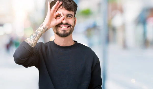 Stilig Ung Över Isolerade Bakgrund Gör Gest Med Handen Leende — Stockfoto