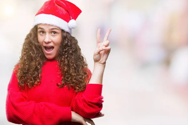 Chica Morena Joven Con Sombrero Navidad Sobre Fondo Aislado Sonriendo — Foto de Stock