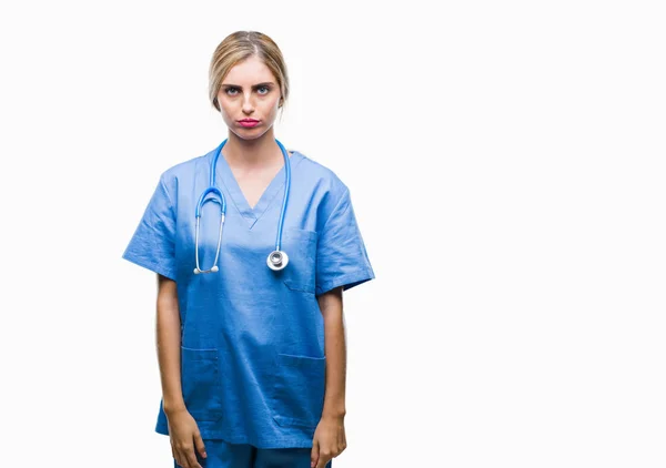 Joven Hermosa Doctora Rubia Cirujana Enfermera Mujer Sobre Fondo Aislado —  Fotos de Stock