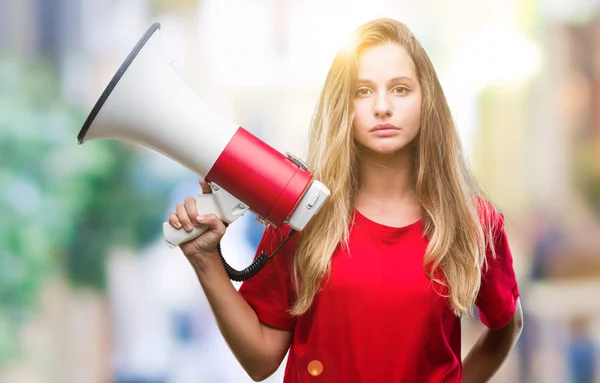 Joven Hermosa Mujer Rubia Gritando Través Megáfono Sobre Fondo Aislado — Foto de Stock