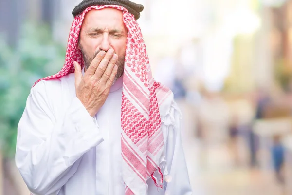 孤立した背景にクーフィーヤ身に着けているアラブの年配の男性は 手で口を覆っている疲れてあくび退屈 落ち着きと眠気 — ストック写真