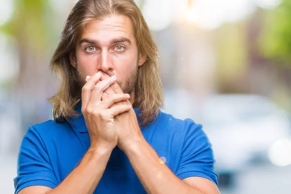 Homem Bonito Jovem Com Cabelos Longos Sobre Fundo Isolado Chocado — Fotografia de Stock