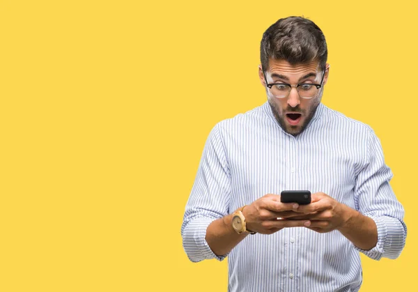 Jonge Knappe Man Texting Met Smartphone Geïsoleerde Achtergrond Bang Schok Stockfoto