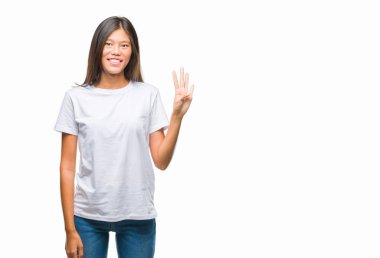 Genç Asyalı kadın gösterilen ve parmakları ile işaret izole arka plan üzerinde dört kendinden emin ve mutlu gülümseyerek iken numara.