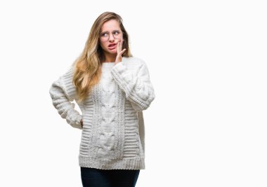 Diş ağrısı veya dişlerde dişlerle ilgili hastalık nedeniyle ağız acı ifadesi ile el ile dokunmak izole arka plan üzerinde kış kazak ve güneş gözlüğü giyen genç güzel sarışın kadın. Diş hekimi kavramı.