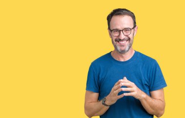 Arka plan eller üzerinde gözlük nedir yakışıklı orta yaş ağarmış komuta sizde birlikte izole ve rahat ve neşeli gülümseyen parmak çarpı işareti. Başarı ve iyimser