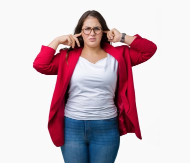 Güzel artı boyutu genç iş kadını kulakları ile yüksek sesle müzik gürültü rahatsız ifade parmaklarıyla kapsayan izole arka plan üzerinde şık ceket ve gözlük takıyor. Sağır kavramı.