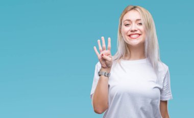 Genç Sarışın kadın gösterilen ve parmakları ile işaret izole arka plan yüzünden kendinden emin ve mutlu gülümseyerek süre dört numara.