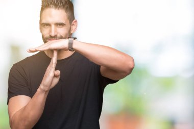 Yakışıklı delikanlı izole arka plan yapıyor zaman aşımı jest elle, sinirli ve ciddi bir yüz üzerinden