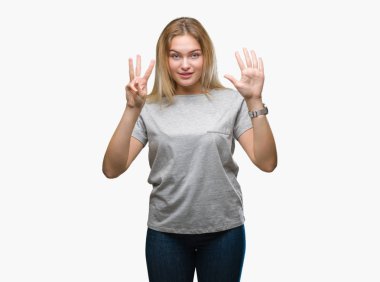 Gösterilen ve parmakları ile işaret izole arka plan üzerinde beyaz kadın kendinden emin ve mutlu gülümseyerek süre sekiz numara.