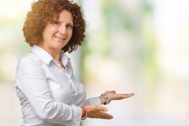 Güzel orta ager üst düzey businees kadın izole arka plan açık el ile doğal gülümseyen girmek için davet