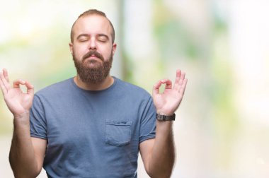 Genç beyaz hipster adam izole arka plan üzerinde dinlenmek ve gülümseyen gözlerle parmak ile meditasyon jest yapıyor kapalı. Yoga kavramı.