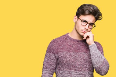 Çene düşünme hakkında soru, dalgın ifade üzerine el ile izole arka plan üzerinde gözlük takan yakışıklı delikanlı. Düşünceli yüzüyle gülümsüyor. Şüphe kavramı.