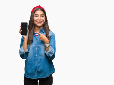 Genç güzel Arap kadın gösteren ekran smartphone üzerinde izole arka el ve parmak ile işaret çok mutlu