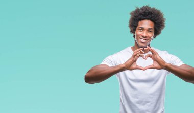 Kalp simgesi ve elleriyle şekil gösterilen aşık gülümseyen izole arka plan üzerinde Afro Amerikalı adam. Romantik kavramı.
