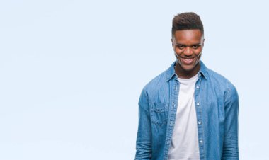 İzole arka plan ile bir mutlu ve güzel genç Afro-Amerikan adam yüzünde gülümseme. Şanslı kişi.