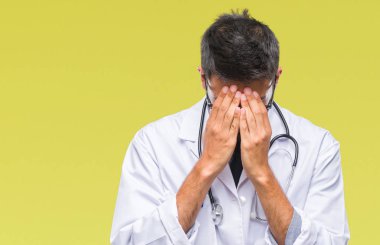 Yüzünü elleriyle ağlayarak süre kapsayan üzgün ifade ile izole arka plan yetişkin İspanyol doktor adam. Depresyon kavramı.