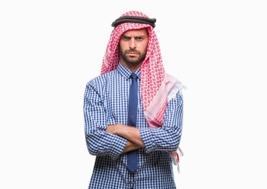Keffiyeh izole arka plan şüpheci ve sinir, onaylamayan ifade yüz çapraz kolları üzerinde giyen genç yakışıklı Arap iş adam. Negatif kişi.