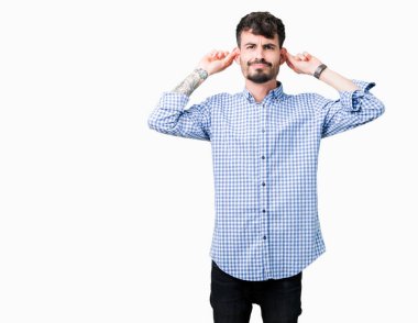 Genç yakışıklı iş adamı izole arka plan gülen çekerek kulakları parmaklar, komik jest ile üzerinden. Seçmelere sorun