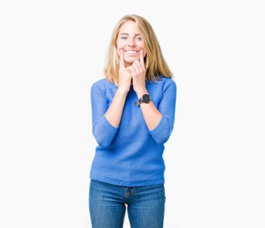 Güzel genç kadın giyiyor mavi kazak izole üzerinde arka plan gülen açık ağız ile parmak işaret ve neşeli gülümseme zorlamadan