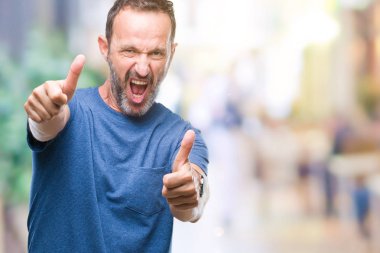 Orta yaş ağarmış komuta sizde el ile pozitif jest yapıyor onaylama izole arka plan üzerinde başparmak gülümseyen ve başarı için mutlu. Kamera, kazanan jest arıyorsunuz.