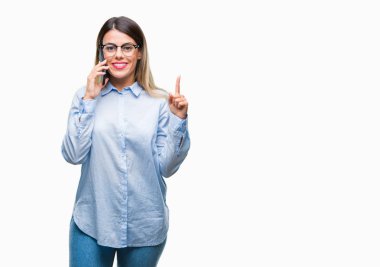 Genç güzel iş kadın konuşma arama üzerinden Smartphone kullanarak arka plan ile bir fikir ya da gülen yüz, bir numara ile parmak işaret soru sürpriz izole