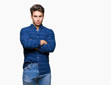 İzole arka plan şüpheci ve sinir, onaylamayan ifade yüz çapraz kolları üzerinde Donanma gömlek giymiş yakışıklı delikanlı. Negatif kişi.