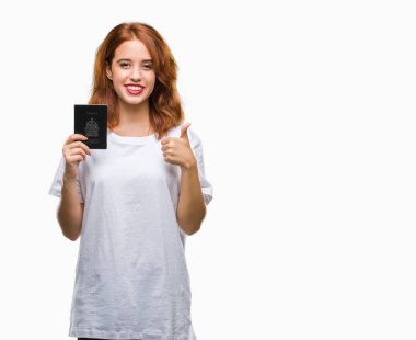 İzole arka plan üzerinde pasaport Kanada büyük gülümseme ok işareti, başparmak ile parmak, mükemmel işareti yapıyor ile mutlu tutan genç güzel kadın
