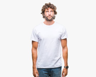 Yakışıklı İspanyol modeli adam yüzünde ciddi bir ifade ile izole arka plan üzerinde. Basit ve doğal kameraya bakıyor.