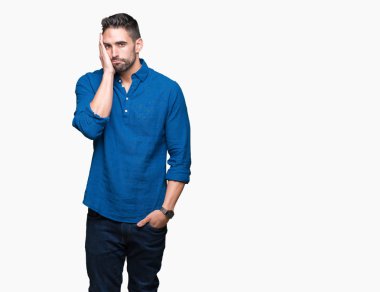 İzole arka plan düşünme seyir üzerinde genç yakışıklı adam yorgun ve sıkılmış çapraz silah depresyon sorunları ile.