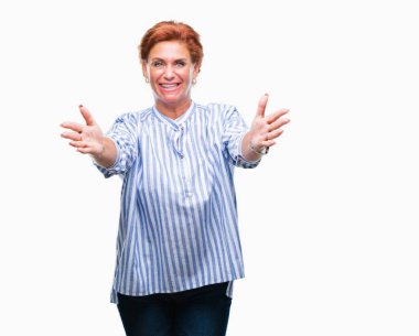 Sarılmak için kollarını açarak gülümseyerek kameraya bakarak izole arka plan Atrractive üst düzey beyaz Kızıl saçlı kadın. Neşeli ifade kucaklayan mutluluk.
