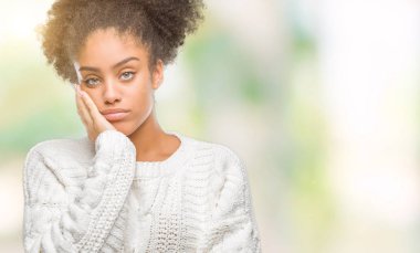 Seyir yorgun ve bıkkın ile depresyon sorun Çapraz kollar ile izole arka plan düşünme üzerinde kış kazak giyen genç afro Amerikan kadın.