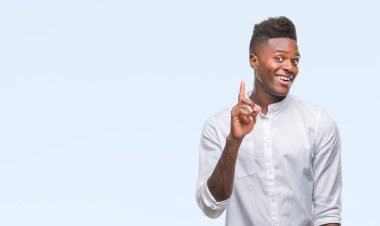 Afrikalı-Amerikalı genç başarılı fikirle parmağı yukarıyı izole arka plan üzerinde. Çıktıktan ve mutlu. Bir numara.