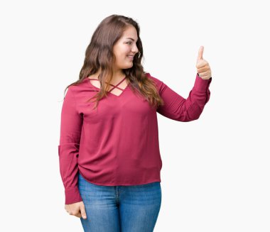 Artı boyutu genç kadın gurur seyir izole arka plan üzerinde güzel, işin gülümseyen jest tarafa thumbs up
