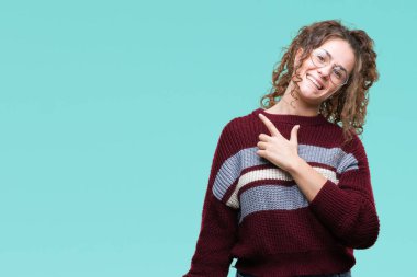 Güzel esmer kıvırcık saçlı Genç kız gözlüklü izole arka neşeli bir gülümseme ile el ve parmak kadar kameraya bakarak yüzündeki mutlu ve doğal ifade ile yan ile işaret yüz üzerinden.