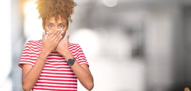 Güzel genç Afro-Amerikan kadın izole arka plan ağız hata için elleriyle kapsayan şok yüzünden. Gizli kavramı.