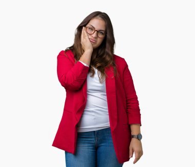 Artı boyutu genç iş kadını güzel şık ceket ve gözlük düşünme izole arka plan bakmaktan yorgun giyip sıkılmış çapraz silah depresyon sorunları ile.