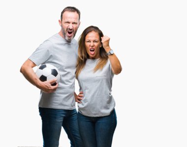 Orta yaş İspanyol çift izole arka rahatsız üzerinden futbol futbol topu ve öfke ile sinirli bağırarak holding, deli ve ile bağırmaya elini, öfke kavramı kaldırdı